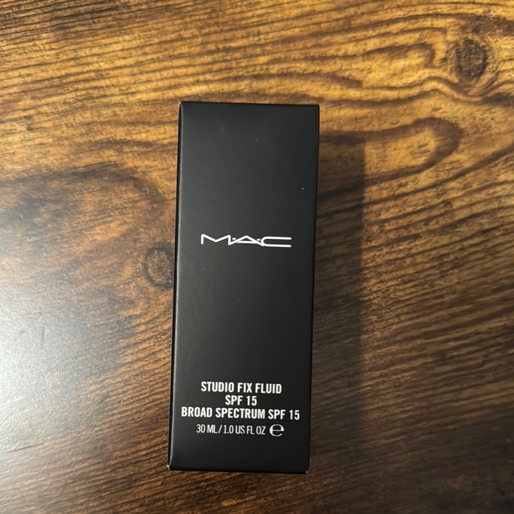 MAC Studio Fix Fluid SPF 15 Foundation (OG formula)- NC25